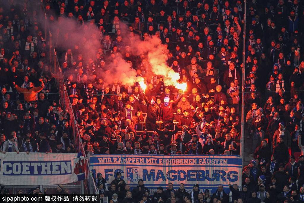 紧张的比赛赢得激动心情，球迷欢呼雀跃