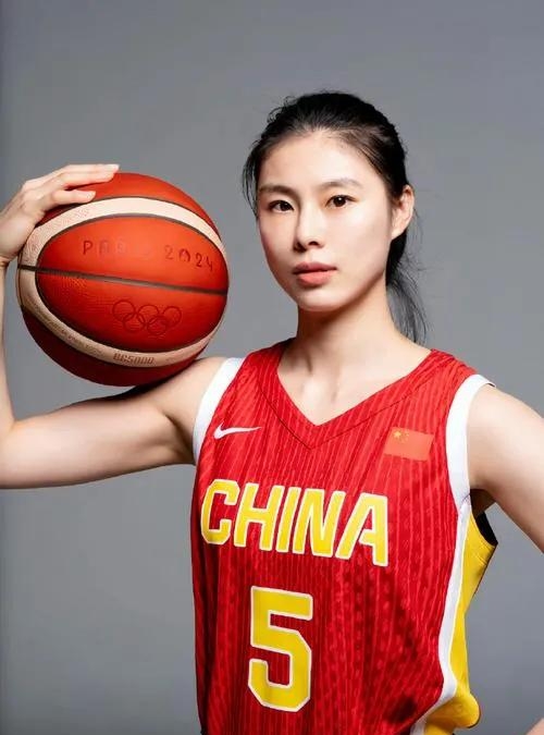 包含泰国女排夺得排球比赛季军，成绩斐然的词条